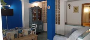 - un salon avec un canapé et une horloge murale dans l'établissement Aria di Mare, à Noto Marina