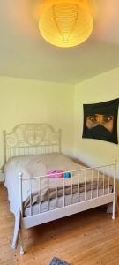 sypialnia z łóżkiem z obrazem na ścianie w obiekcie Antikhüttchen w mieście Kalletal