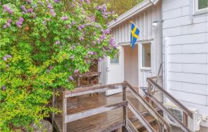 una veranda con panca di legno accanto a una casa di 3 Bedroom Gorgeous Home In Tanumshede a Tanumshede