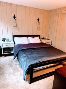 - une chambre avec un grand lit dans l'établissement MT SNOW SKI-BACK TRAIL FREE SHUTTLE - Green Mountain House, à Dover