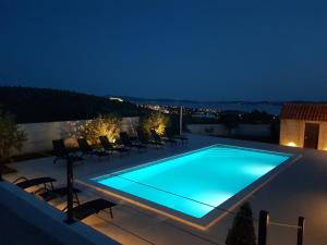 uma piscina no telhado de uma casa à noite em Villa Visum em Zadar