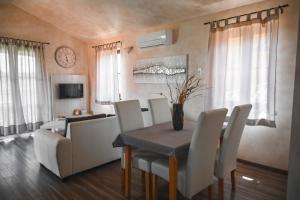 Televízia a/alebo spoločenská miestnosť v ubytovaní Teo Apartments