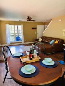ein Wohnzimmer mit einem Holztisch und einem Sofa in der Unterkunft Smokies Hill Top Cabin Mountain Views 2 miles to Town Pet Friendly in Franklin