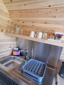 Η κουζίνα ή μικρή κουζίνα στο Caledonian Pod. In Caol, Fort William