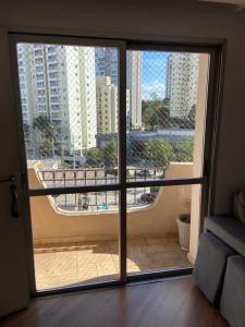 una puerta abierta a un balcón con vistas a la ciudad en Apartamento Giovanni Gronchi, en São Paulo