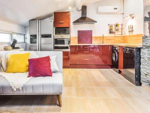 - une cuisine avec un canapé et des oreillers colorés dans l'établissement ☆ L'appart d'oie ☆ 2 pièces ☆ 50m du métro ☆ fibre, à Toulouse