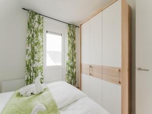 Ένα ή περισσότερα κρεβάτια σε δωμάτιο στο Peaceful and luxurious villa at the waterfront in Stavoren