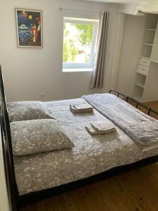 ein Schlafzimmer mit einem Bett mit zwei Handtüchern darauf in der Unterkunft Maison indépendante, domaine VICHY LA TOUR in Abrest