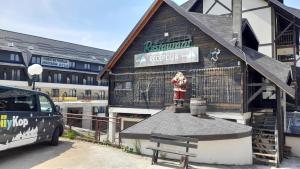 ein Gebäude mit einer Statue einer Santa-Klausel darauf in der Unterkunft Sunny Days apartman Kopaonik in Kopaonik