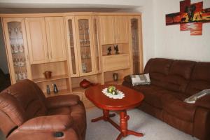 Sala de estar con 2 sofás y mesa en Apartment Schinkmann en Bad Frankenhausen