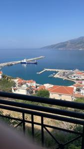 uma vista para uma massa de água com um porto em Stergios Apartment Evdilos Ikaria em Evdilos