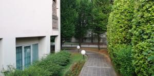 a walkway in front of a building next to a building at Casa vacanze LA MELA in Monza