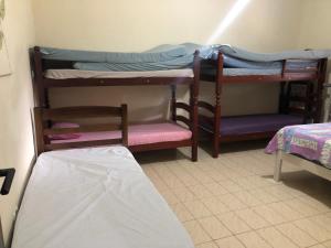 מיטה או מיטות קומותיים בחדר ב-Casa em frente à praia Boracéia