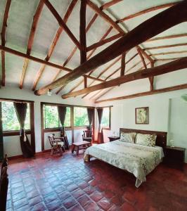 Postel nebo postele na pokoji v ubytování Hotel Mision Santa Barbara RNT 4799