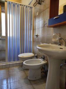 ファヴィニャーナにあるCasa Relax Acqua Marinaのバスルーム(洗面台、トイレ、シャワー付)