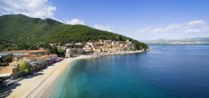 a town on a beach in the middle of the water at Arabeska Majeli in Rukavac