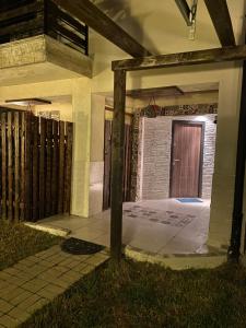 - une vue sur l'extérieur d'une maison avec une porte dans l'établissement IGI HOUSE with pool 12 km from Cluj-Napoca, à Gilău