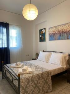 una camera da letto con un letto e due asciugamani di Alexandra's Apartments a Kounoupidhianá