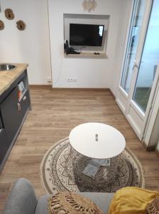a living room with a white table and a tv at ☆ 16ème ciel ☆ Proche gare ☆ Vue panoramique ☆ Clim. in Toulouse