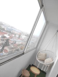 um baloiço num quarto com uma janela em ☆ 16ème ciel ☆ Proche gare ☆ Vue panoramique ☆ Clim. em Toulouse