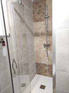 uma cabina de duche com uma porta de duche envidraçada em ☆ 16ème ciel ☆ Proche gare ☆ Vue panoramique ☆ Clim. em Toulouse