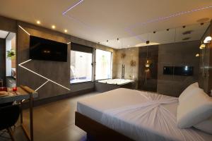 a bedroom with a large bed and a bathroom at Exótico Prime Motel RP in Ribeirão Preto