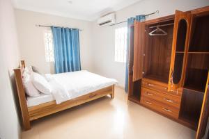 Un pat sau paturi într-o cameră la Accra Luxury Homes @ East Legon