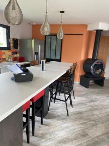 レージュ・キャップ・フェレにあるvilla chaleureuse les portes de la presqu'ileのキッチン(大きなテーブル、椅子、コンロ付)