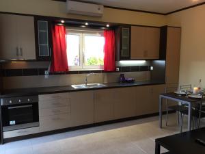 A kitchen or kitchenette at Cavo Plako Villas