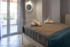 1 dormitorio con 1 cama con toallas en Phos apartment, en Heraclión