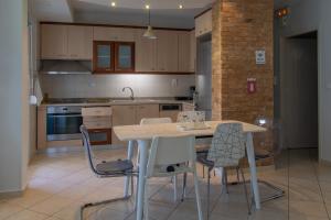 una cocina con mesa y sillas. en Phos apartment, en Heraclión