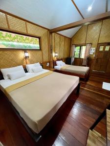 Tempat tidur dalam kamar di Sandee Bungalow