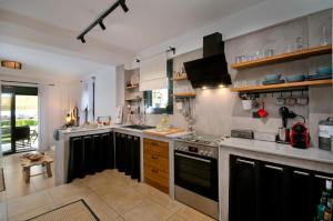 Φωτογραφία από το άλμπουμ του Seathon SeaFront Beach Villa in Kalamitsi στο Καλαμίτσι