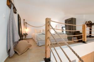 1 dormitorio con litera y 2 camas en Seathon SeaFront Beach Villa in Kalamitsi, en Kalamitsi