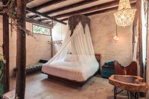 Postel nebo postele na pokoji v ubytování Hidden Treehouse Tulum Eco-Hotel