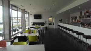 a restaurant with tables and chairs and a bar at NRuta Ponferrada in Bembibre