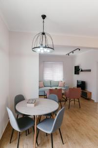 un soggiorno con tavolo e sedie di Stamatina's Luxury Apartments (Superior Suite) a Alexandroupoli