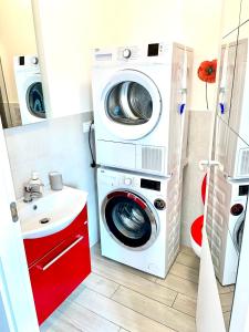 uma máquina de lavar e secar roupa na casa de banho com lavatório em Leopolda Station em Florença