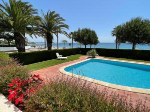 The swimming pool at or close to Myhost la Dorada frente al mar