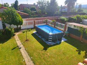 een uitzicht over een zwembad in een tuin bij Casa Azul donde se respira tranquilidad in Lardero