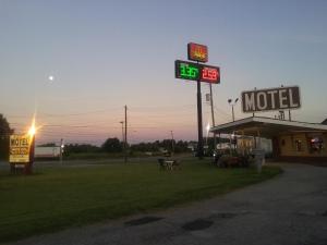 a motel sign in front of a gas station at Davis Motel in North Lima
