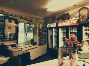 a shop with a counter and flowers on a table at Davis Motel in North Lima