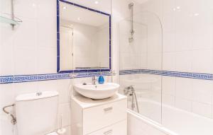 Kúpeľňa v ubytovaní Beautiful Apartment In Benalmádena + 10 fotografií