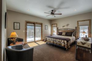 a bedroom with a bed and a ceiling fan at Vacation Court Lodge in Sturgis