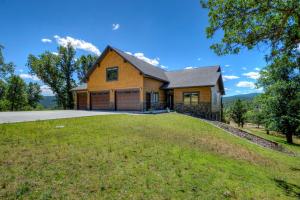 a house with a large yard in front of it at Vacation Court Lodge in Sturgis