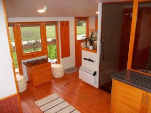 Dieses kleine Zimmer verfügt über eine Küche mit Holzböden. in der Unterkunft Maxilux Studio in Berekfürdő