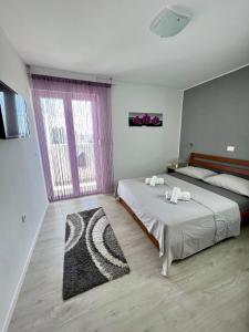 een slaapkamer met 2 bedden en een groot raam bij Apartman LUNA Split Modern SEA VIEW Apartment in Split