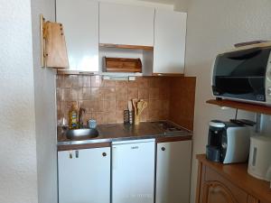 Kuchyňa alebo kuchynka v ubytovaní St Pierre La Mer,Appartement T2 en residence calme + 1 fotografia