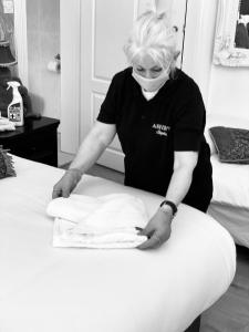 una mujer con una máscara facial trabajando en una cama en Seafront 2 Bedroom Apartment, en Portsmouth