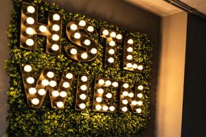 un cartello per un hotel con le luci sopra di St Christopher's Inn Vienna a Vienna